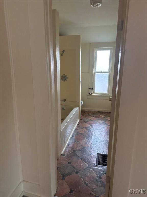 113 Grumbach Ave, Syracuse, NY 13203 - full bath with toilet and washtub / shower combination