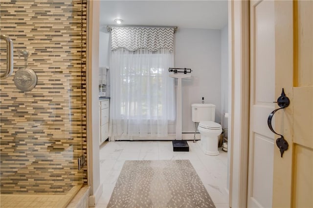 full bath with toilet, a tile shower, and a baseboard heating unit