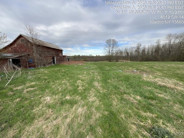 view of yard with an outdoor structure and a barn