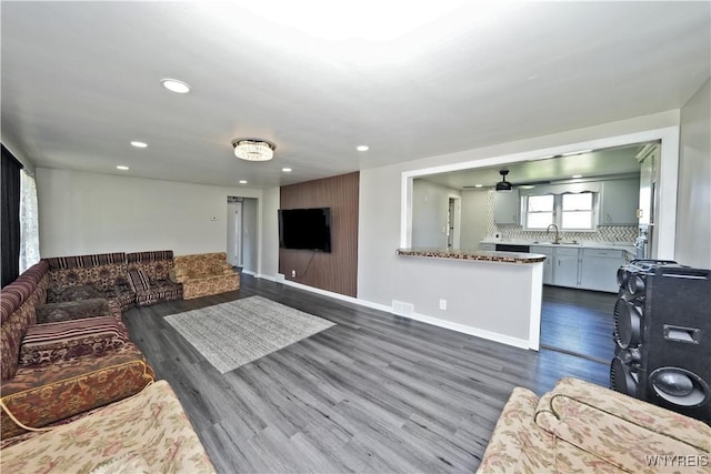 living area featuring baseboards, recessed lighting, dark wood finished floors, and visible vents