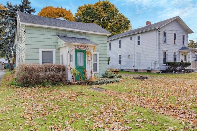 view of front of house with a front lawn
