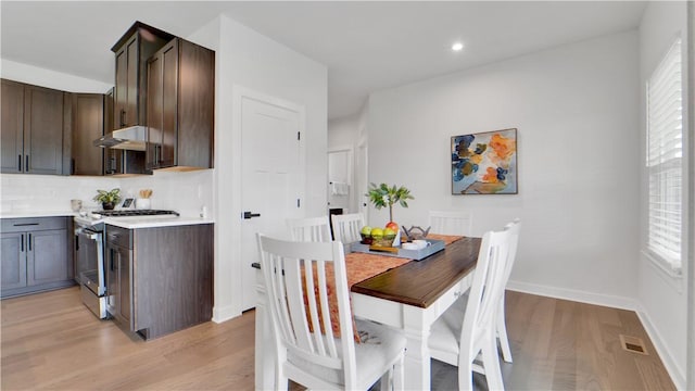 dining space featuring visible vents, light wood-style flooring, baseboards, and recessed lighting