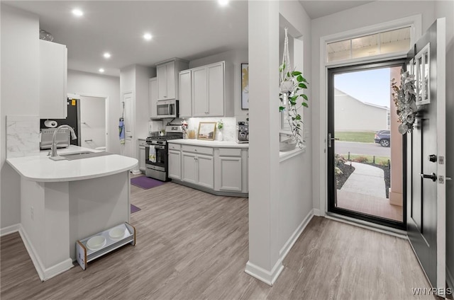 177 Sandstone Cir, Grand Island, NY 14072 - kitchen with baseboards, light countertops, stainless steel appliances, and light wood-style flooring