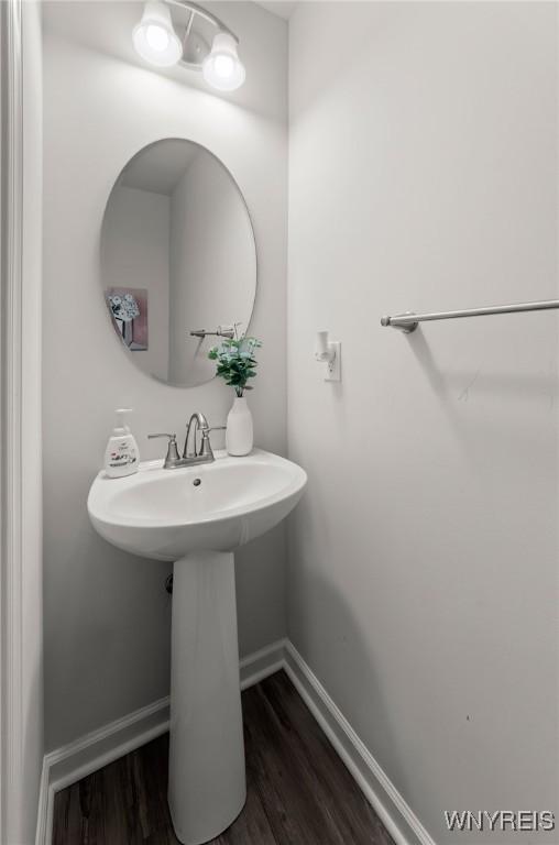 177 Sandstone Cir, Grand Island, NY 14072 - bathroom featuring baseboards and wood finished floors