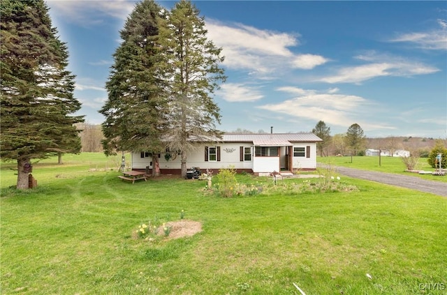 87 Kings Rd, Volney, NY 13069 - view of front facade featuring metal roof and a front lawn