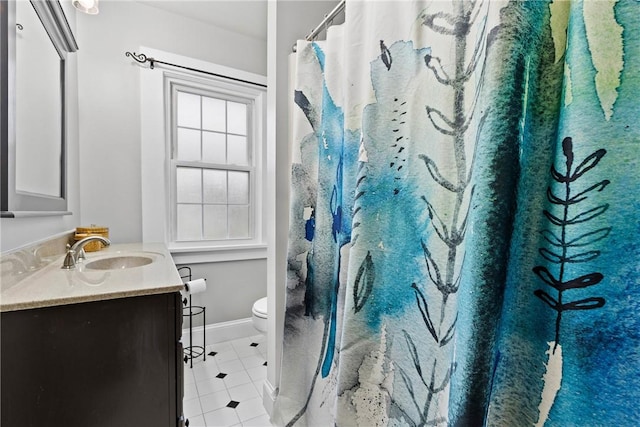 full bath featuring toilet, vanity, curtained shower, tile patterned flooring, and baseboards