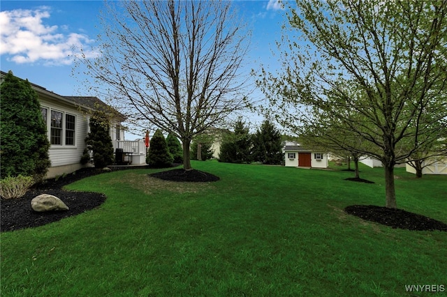 view of yard featuring an outbuilding