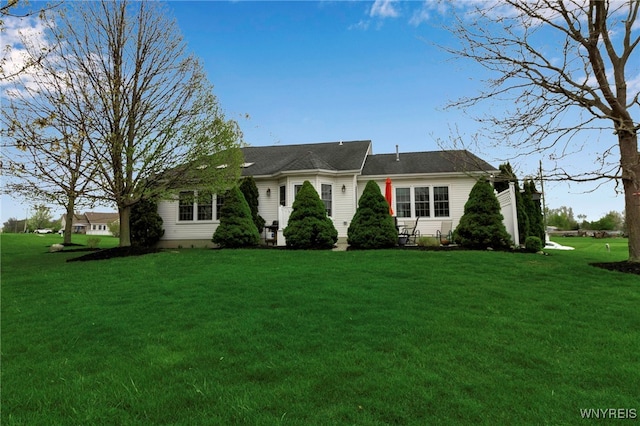 view of front of property with a front yard