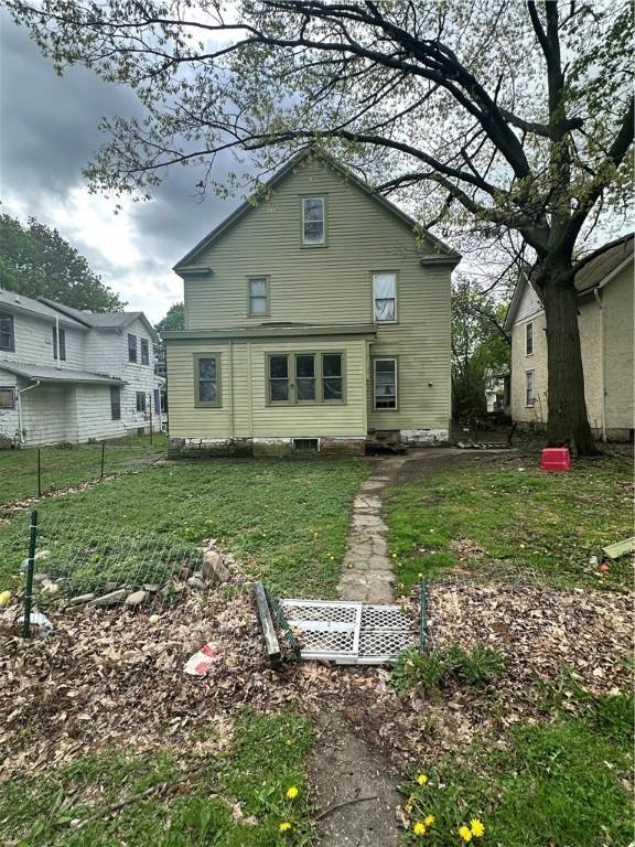 back of house featuring a yard