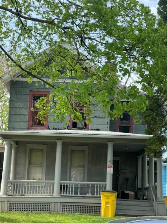 view of front facade featuring a porch