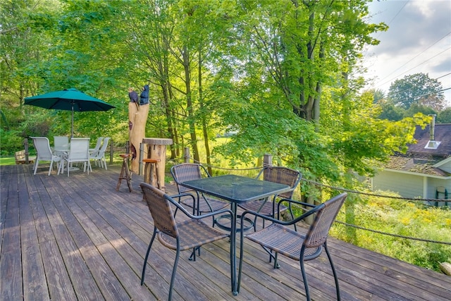 deck featuring outdoor dining space