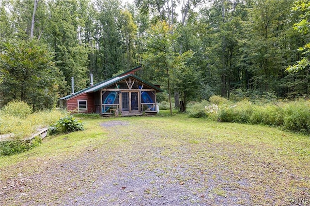view of front of property featuring a wooded view
