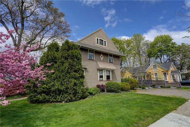 view of front of property with a front yard