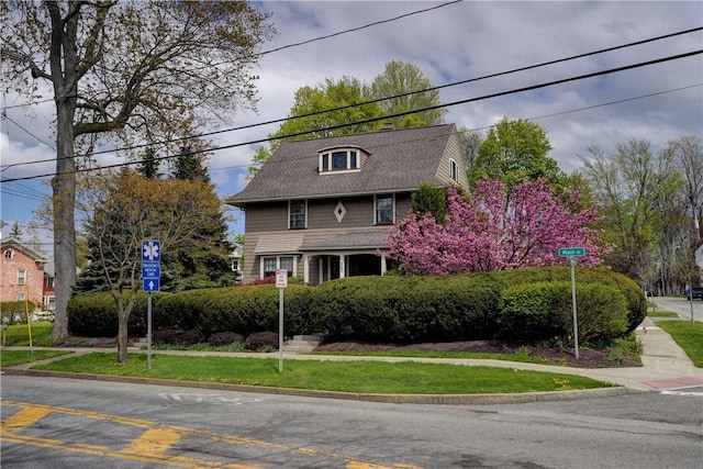 view of front of property with a front yard