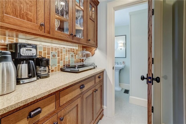 bar with backsplash and baseboards