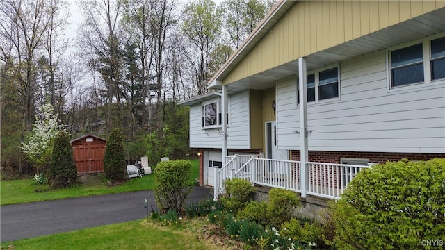 view of front facade featuring driveway and an attached garage
