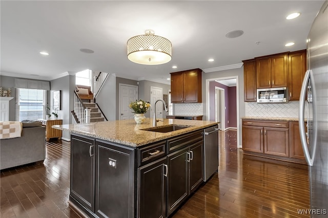 kitchen with a sink, stainless steel appliances, dark wood-style floors, tasteful backsplash, and crown molding