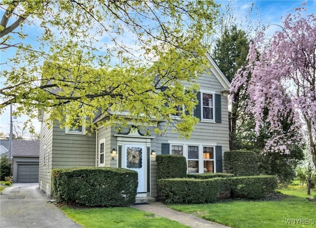 view of front of home featuring a front yard