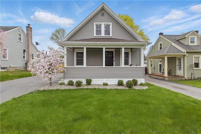 view of front of property featuring a porch and a front lawn