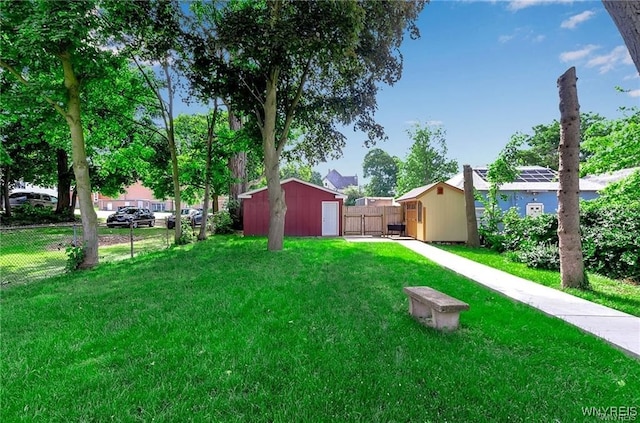 view of yard with an outbuilding