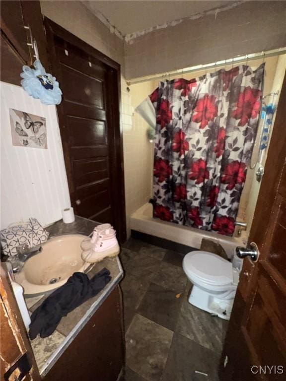 1322 S Ave Unit 24, Syracuse, NY 13207 - full bathroom featuring a shower with curtain, toilet, and vanity