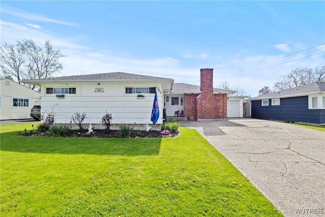 262 Pryor Ave, Tonawanda-Town, NY 14150 - view of front of property featuring a chimney and a front lawn
