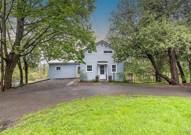 view of front of house featuring a front lawn and driveway
