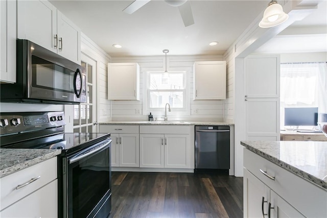 kitchen featuring stainless steel appliances, a sink, a ceiling fan, dark wood finished floors, and white cabinetry