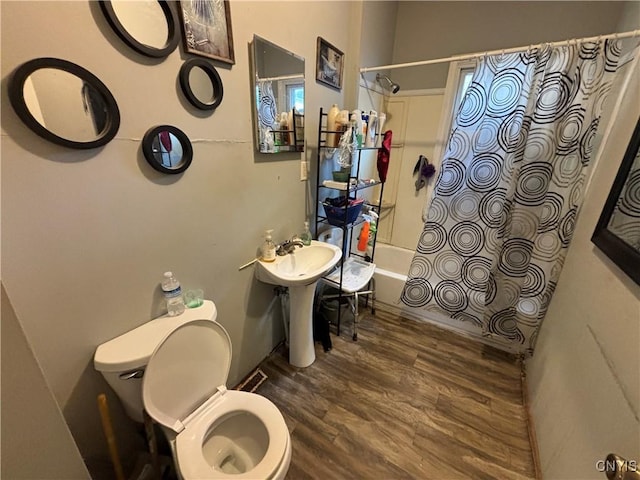 139 Pulaski St, Syracuse, NY 13204 - full bathroom featuring wood finished floors, shower / tub combo with curtain, and toilet