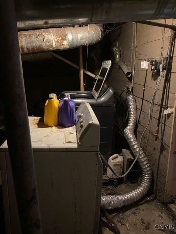 413 Fitch St, Syracuse, NY 13204 - utility room with washing machine and dryer