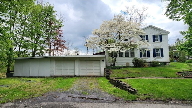 view of front of property with a front yard