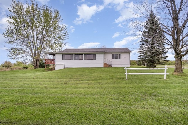 view of front of property featuring a front yard