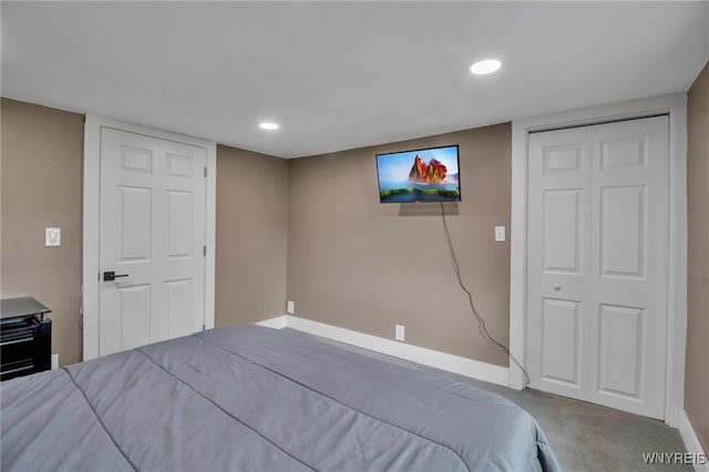 bedroom featuring carpet floors, baseboards, recessed lighting, and a closet