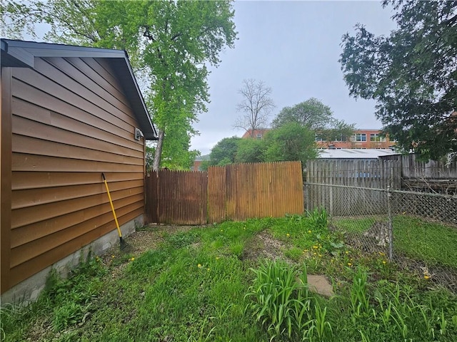 57 Interstate Pkwy, Bradford-City, PA 16701 - view of yard featuring fence