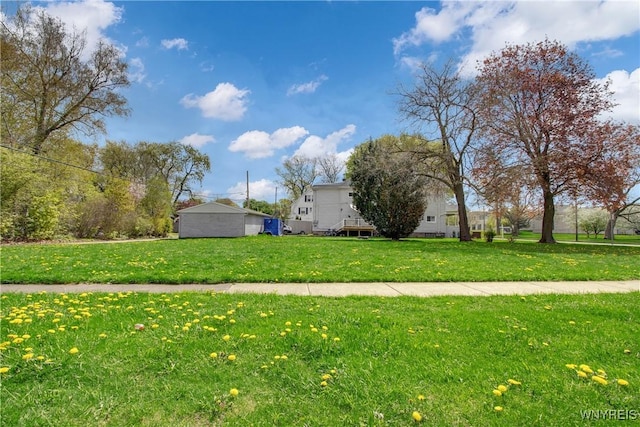 view of green lawn