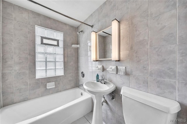 61 Norwalk Ave, Buffalo, NY 14216 - bathroom featuring tile walls, toilet, tub / shower combination, and plenty of natural light
