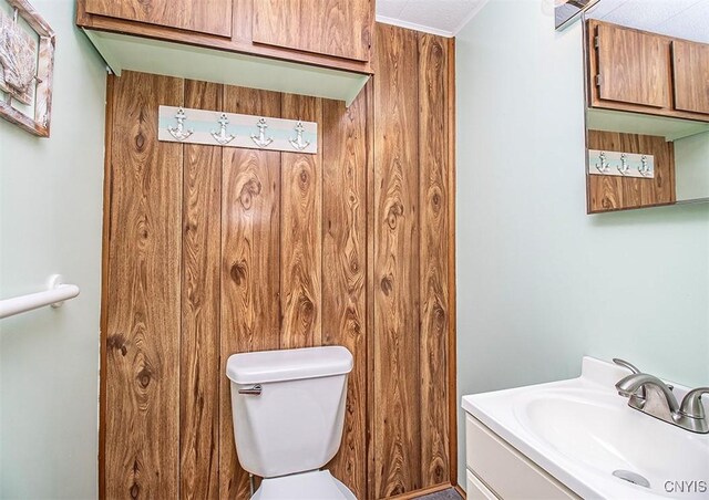 6 Tyler Ct, Manlius, NY 13104 - bathroom featuring toilet and vanity