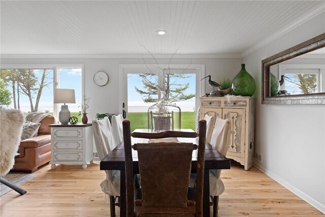 dining room featuring ornamental molding, light wood-style flooring, baseboards, and recessed lighting