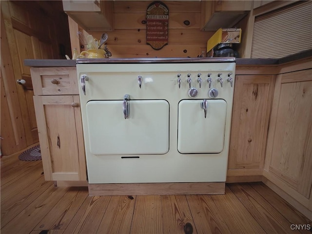 177 Woodchuck Run, Jefferson, NY 12093 - clothes washing area featuring light wood-style floors and washer and clothes dryer