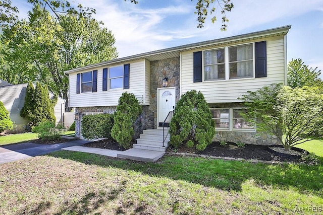 7025 Academy Ln, Lockport-Town, NY 14094 - split foyer home with stone siding and a front lawn