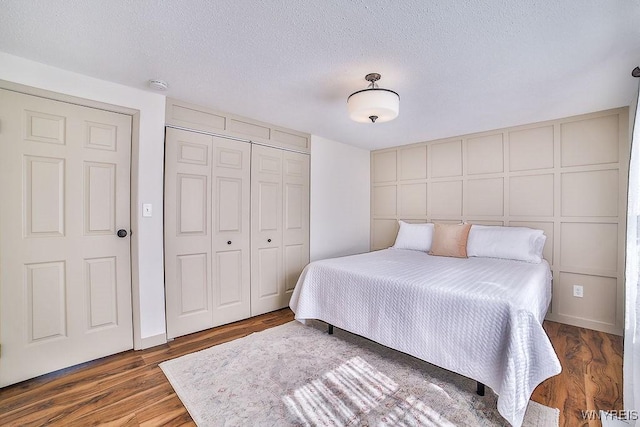 7025 Academy Ln, Lockport-Town, NY 14094 - bedroom featuring a closet, wood finished floors, and a textured ceiling