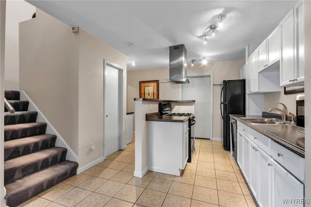 kitchen featuring a sink, gas range, dark countertops, and dishwashing machine