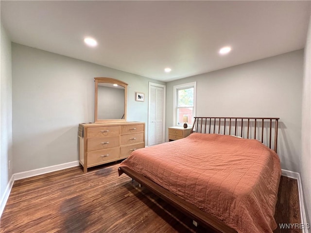 bedroom featuring dark wood-style floors, baseboards, and recessed lighting
