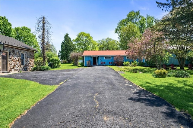 single story home featuring a front yard