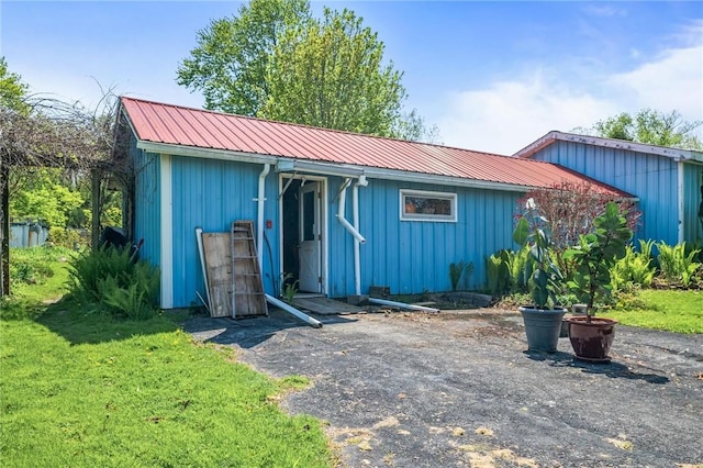 view of outbuilding