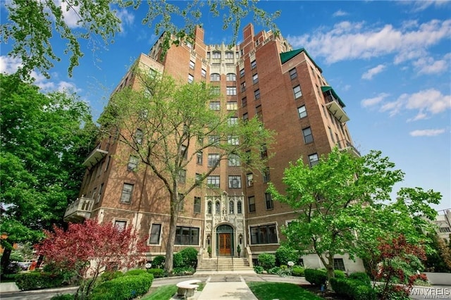 view of apartment building / complex