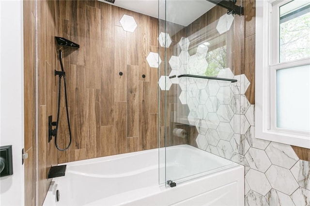 bathroom with combined bath / shower with glass door and tasteful backsplash