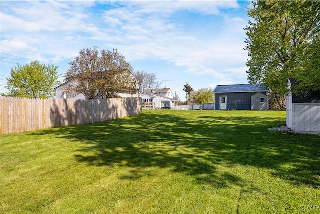 view of yard with an outdoor structure