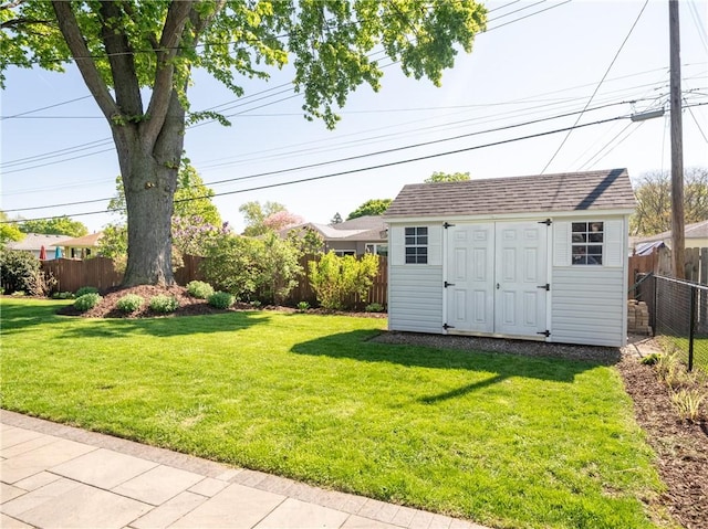 view of yard featuring an outdoor structure and a storage unit