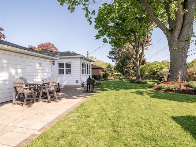 view of grassy yard with a patio area